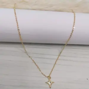 Exclusiva Cadena Dorada con Estrella de Puntas Brillantes - CADENA DORADA ESTRELLA PUNTAS