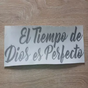 Elegancia que Marca el Tiempo: Reloj con Péndulo y Mensaje Inspirador en Vinilo - reloj con pendulo + frase en vinilo