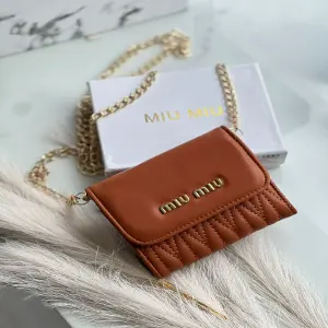 Billetera Elegante con Cadena Miu Miu: El Toque Final Perfecto - BILLETERA CON CADENA MIU MIU TOP 1.1