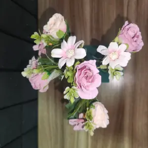 Elegancia Floral: Ramo de 5 Rosas y 5 Flores Misteriosas - Ramo de 5 Rosas y 5 Flores OMC-725