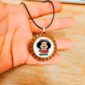 Collar Mafalda Comic Mujer: Un Toque de Diversión y Estilo - Collar Mafalda Comic Mujer Detalle