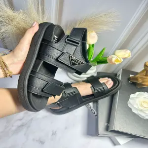 SANDALIA PRADA: Elegancia y Confort en Cada Paso - SANDALIA PRADA