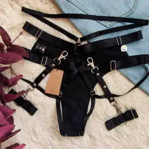 Panty Kelen con Esposas: ¡Eleva Tu Lencería! - Panty Kelen Con Esposas PKEES01