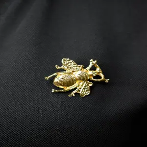 PRENDEDOR DORADO ABEJA: Elegancia y Estilo en Cada Detalle - PRENDEDOR DORADO ABEJA