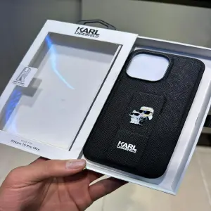 Forro Karl Legend: Protección Premium para tu iPhone 15 Pro Max - Forro karl legend Para Iphone 15 Pro Max