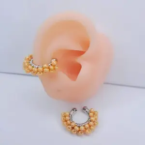Earcuff Plateado Tejido con Perlas Café Claro: Elegancia Discreta - EARCUFF PLATEADO TEJIDO PERLAS CAFE CLAR