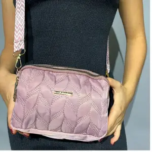 Bolso Texturizado con Relieve de Hojas: Elegancia Natural en Cada Detalle - Bolso Texturizado con Relieve de Hojas