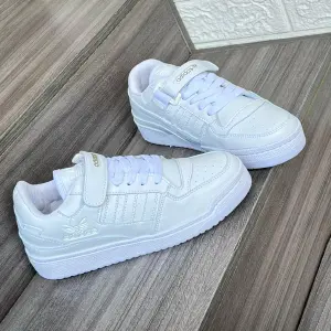 ADIDAS FORUM TODOBLANCO COLEGIAL ADULTO: Estilo Clásico, Confort Moderno - ADIDAS FORUM TODOBLANCO COLEGIAL ADULTO