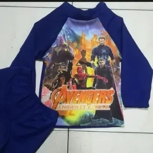 ¡Sumérgete a la Aventura con el Traje de Baño de los Vengadores! - Traje de baño avengers azul niño
