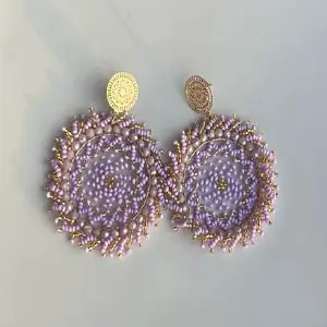 ARETAS TEJIDAS EN MORADO: Elegancia Artesanal que Deslumbra - ARETAS TEJIDAS EN MORADO