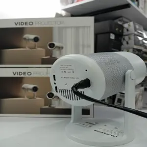 Proyector J1 Android HD: Tu Cine Portátil y Experiencia Visual Inmersiva - Proyector J1 Android HD