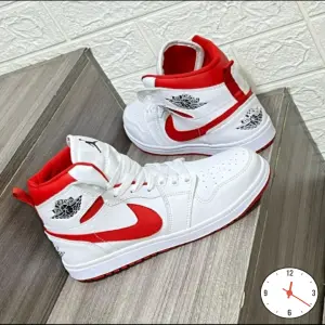JORDAN RETRO SUELA INYECTADA Y COSIDA: Un Clásico Reimaginado - JORDAN RETRO SUELA INYECTADA Y COSIDA