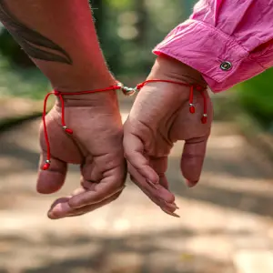 Manilla Hilos de Amor: El Toque de Elegancia y Suavidad - Manilla Hilos de amor