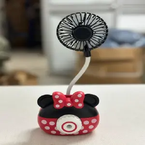 Ventilador con Sacapuntas Mickey y Minnie: ¡Frescura y Diversión! - ventilador con sacapuntas micky y minnie