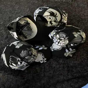 Gorra Looney Tunes Negra-Gris: ¡Estilo Clásico, Diversión Moderna! - Gorra Looney Tunes Negra-Gris