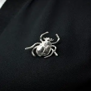 PRENDEDOR PLATEADO ESCARABAJO: Elegancia Insectacular - PRENDEDOR PLATEADO ESCARABAJO