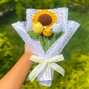 Ramo Encantador: Girasol Radiante, Tulipanes Elegantes y Abeja Juguetona - Ramo 1 girasol, 2 tulipanes y abeja