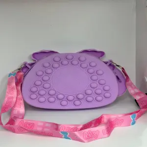 BOLSO EN SILICONA HELLO KITTY POPIT: ¡El accesorio más adorable y antiestrés! - BOLSO EN SILICONA HELLO KITYY POPIT