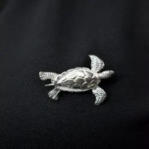 PRENDEDOR PLATEADO TORTUGA: Elegancia y Estilo para tu Look - PRENDEDOR PLATEADO TORTUGA