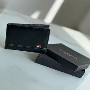 BILLETERA DE HOMBRE TOMY 1.1: Elegancia y funcionalidad para el hombre moderno - BILLETERA DE HOMBRE TOMY 1.1