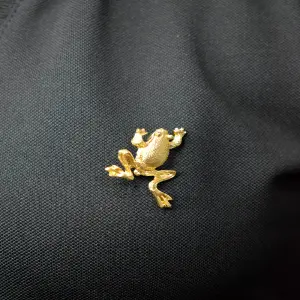 PRENDEDOR DORADO RANA: ¡Elegancia y Estilo para tu Look! - PRENDEDOR DORADO RANA