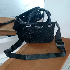 Carterita Prada gema importado: Elegancia y Sofisticación - Carterita Prada gema importado