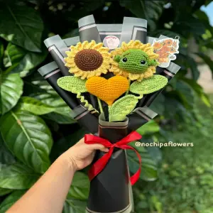 Ramo de Girasoles y Corazón Crochet: Un Regalo Único y Artesanal - Ramo de girasoles y corazón crochet