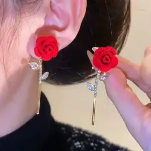 Aretes Rosa Roja: Elegancia y Sofisticación - Aretes Rosa Roja