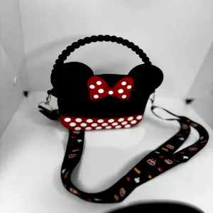 BOLSO MINNIE NEGRO CON LAZO: Elegancia y Estilo Inigualable - BOLSO MINNIE NEGRO CON LAZO