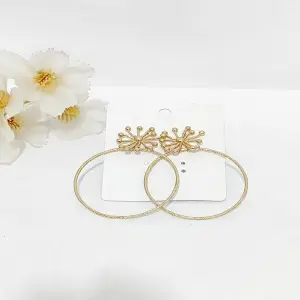 ARETA DORADA DE ARO CON FLOR: Elegancia y Sofisticación - ARETA DORADA DE ARO CON FLOR