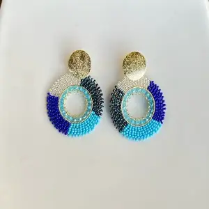 Aretas Tejidas: Elegancia en Azul y Gris - aretas tejidas en azul y gris