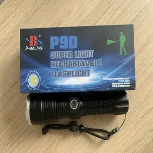 Linterna Táctica P90: Iluminación Potente en tus Manos - Linterna P90